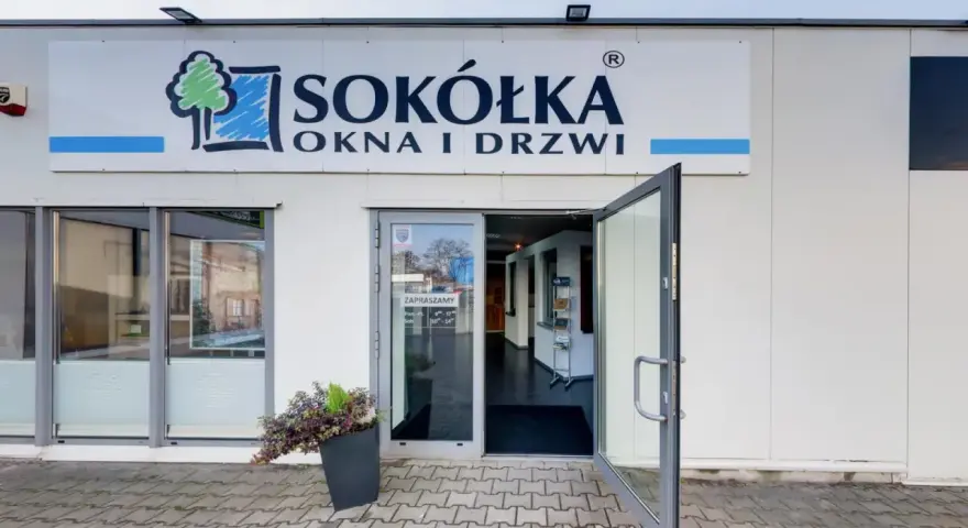 Elegancki salon okien i drzwi Sókółka z otwartymi drzwiami.