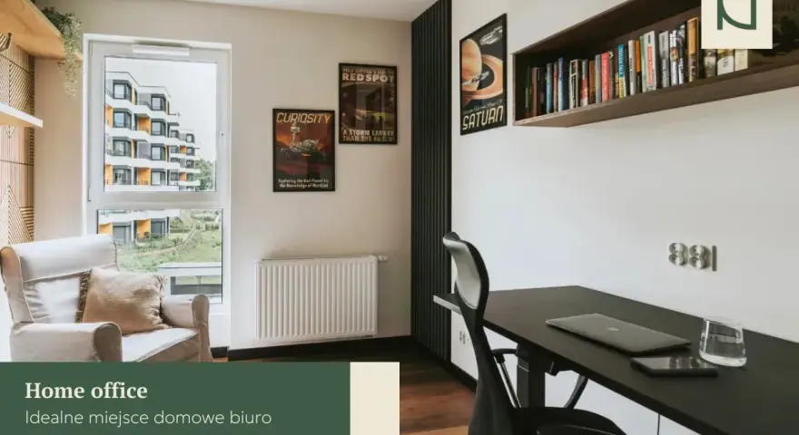 Nowoczesne domowe biuro z wygodnym fotelem, biurkiem i inspirującymi plakatami. Idealne miejsce, by efektywnie pracować.