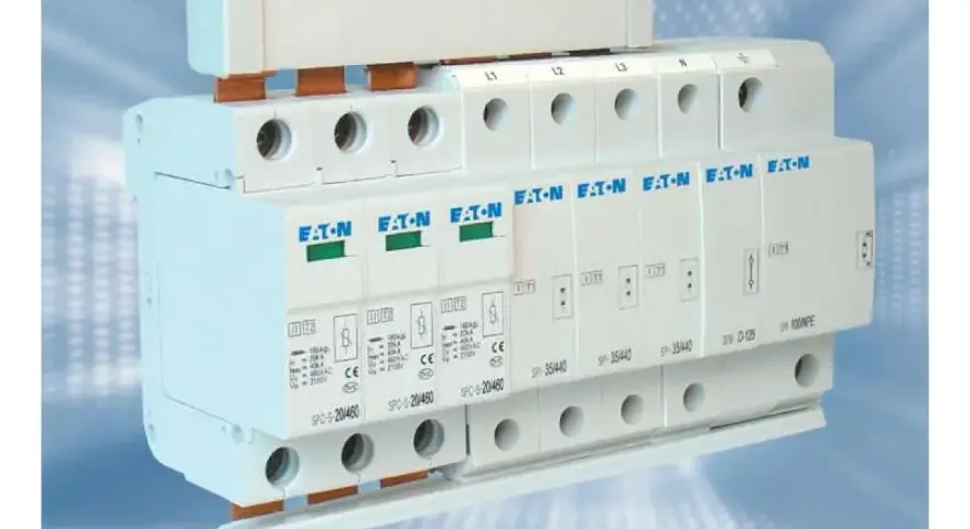 Biała przepięciówka Eaton z oznaczeniami L1, L2, L3, N. Urządzenie chroni instalację elektryczną przed przepięciami.