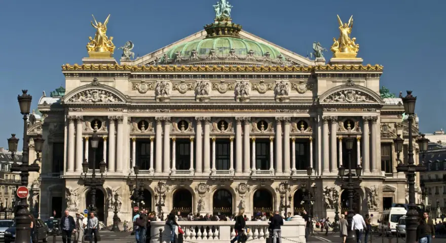 Opera Garnier w Paryżu, przykład historyzmu, z bogatymi zdobieniami i złotymi rzeźbami.