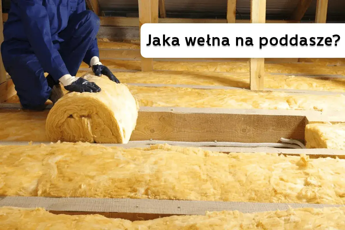 Osoba w niebieskim kombinezonie układa rolkę wełny mineralnej na poddaszu. To kluczowy etap prac, by wybrać, jaka wełna na poddasze zapewni najlepszą izolację.