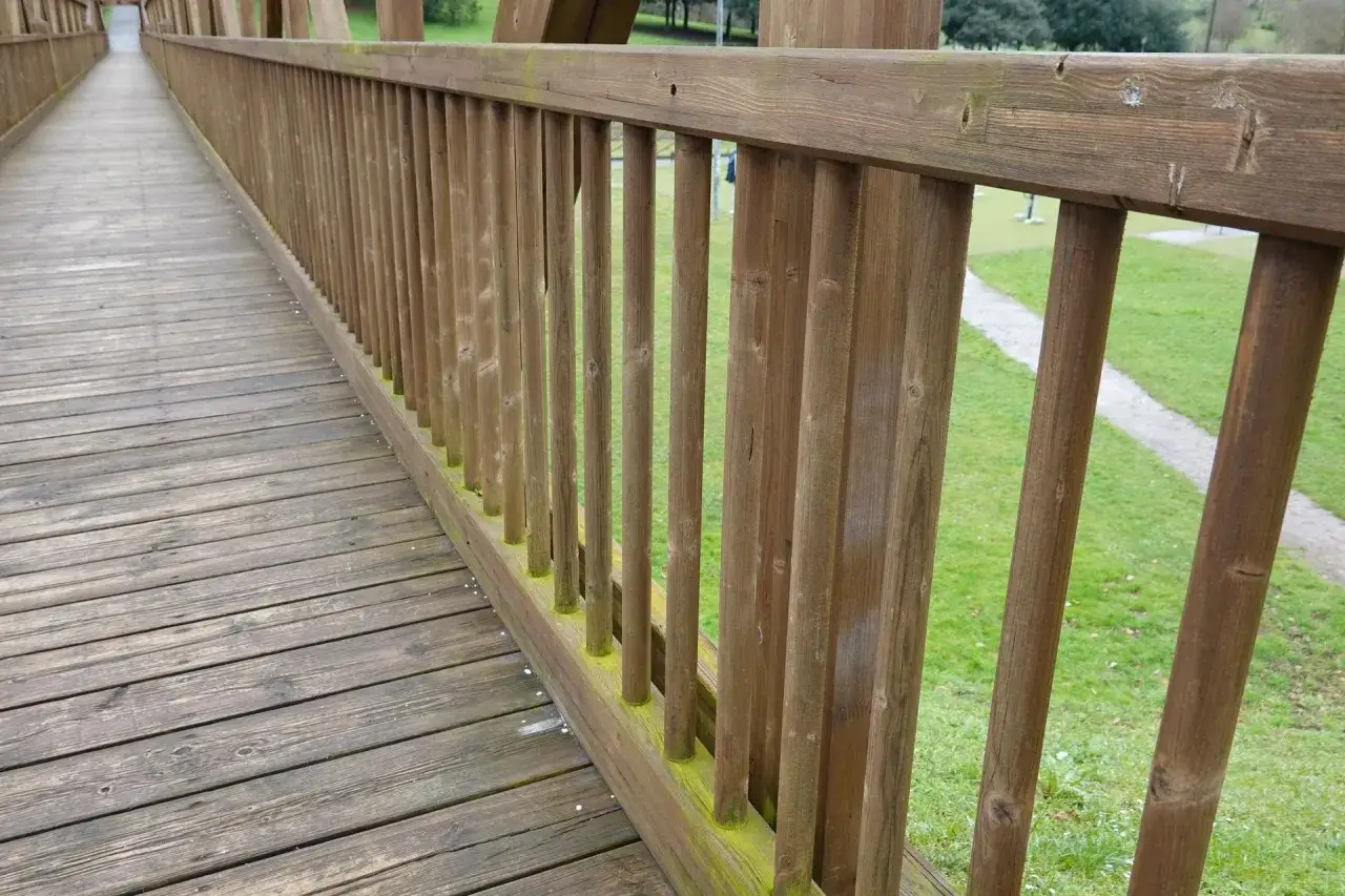 Zdjęcie Czym pomalować balustradę drewnianą na zewnątrz, aby przetrwała?