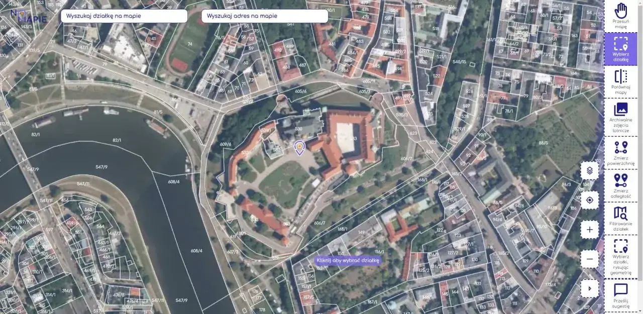 Mapa z zaznaczonymi działkami, w tym jedną o powierzchni 1 hektar. Widoczny zamek i rzeka.