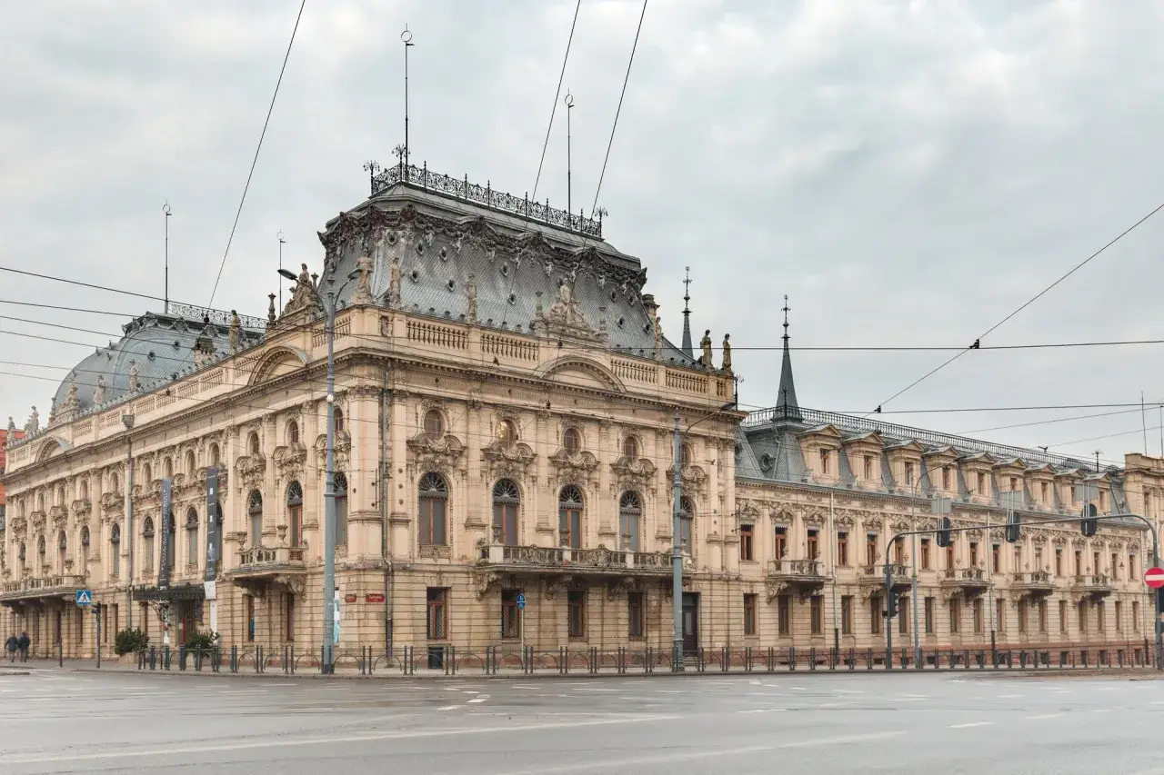 Elegancki budynek w stylu historyzm z bogatymi zdobieniami, mansardowym dachem i licznymi balkonami.