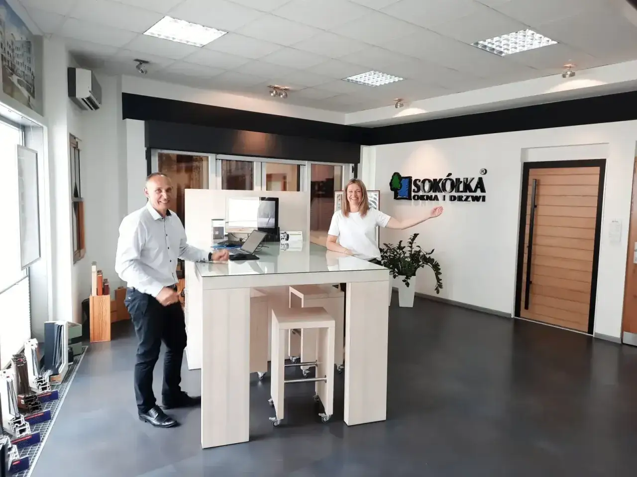 Para pracowników salonu okien i drzwi SOKÓŁKA w Łodzi.